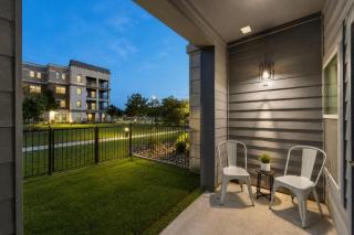 Elegant 1BR Retreat. Resort Pool, Balcony, Gym - 9