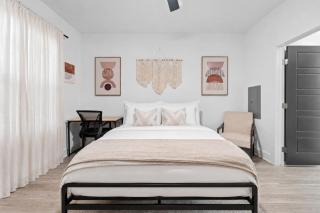 Elegant 1BR Retreat. Resort Pool, Balcony, Gym - 8