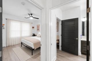 Elegant 1BR Retreat. Resort Pool, Balcony, Gym - 4
