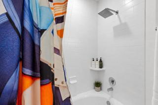 Elegant 1BR Retreat. Resort Pool, Balcony, Gym - 1
