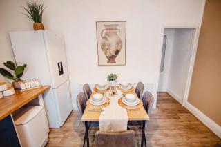 The Urban Hideaway Free Parking 12 Guests - 3