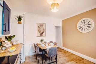 The Urban Hideaway Free Parking 12 Guests - 2