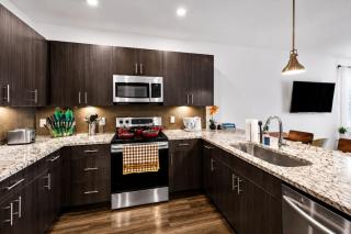 Modern 1BR with Balcony and Resort Pool - 7