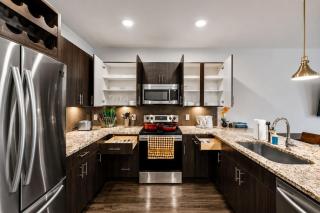 Modern 1BR with Balcony and Resort Pool - 5
