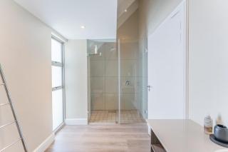 Canal front luxury living with pool & jetty - 9