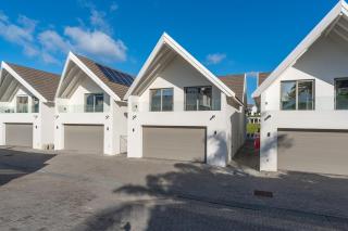 Canal front luxury living with pool & jetty - 7