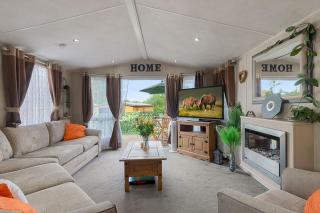 The Nook - Fishing Lakes, Heated Outdoor Swimming Pool 500yrds on Sister Park , Pool Open May to September - 1