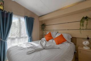 The Nook - Fishing Lakes, Heated Outdoor Swimming Pool 500yrds on Sister Park , Pool Open May to September - 8