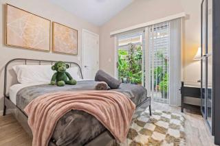 4BR Pecan Tree Beauty by Dtwn, Lake, Sleeps 8 - 8