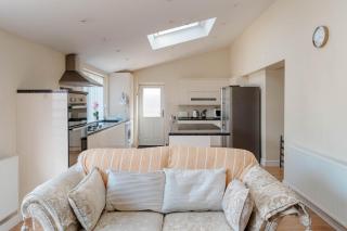 Spacious Garden Home York and A64 - Dog Friendly - 5