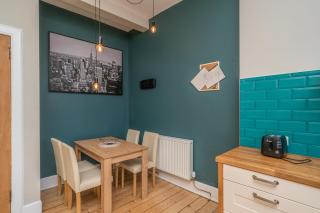 Bright 2 Bed Top-Floor Corner Flat in Morningside - Pass the Keys - 8