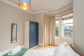 Bright 2 Bed Top-Floor Corner Flat in Morningside - Pass the Keys - 3