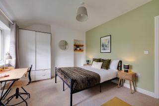 NEW Lovely-4Bed-2Bath-Parking-By FabAccommodation - 0