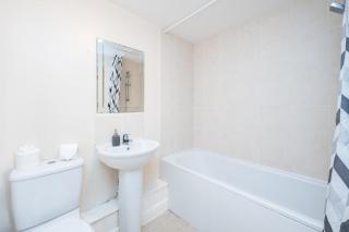 2 bed flat with parking - 7