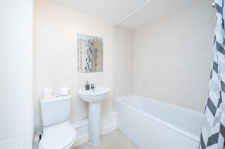 2 bed flat with parking - 1