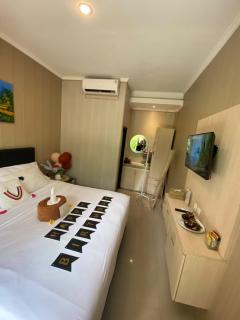 Queen’s Villa - 1