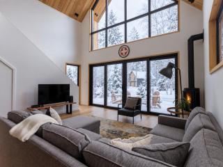 New! Stylish Tremblant Chalet w/ Hot Tub & Views - 6