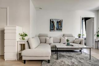 Stylish & Spacious Apartment with Large Balcony - 4