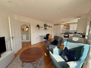 Bracknell Stylish 2 Bedroom Top Floor Apartment - 7