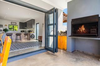 Cape Winelands Mountain View Getaway - 1