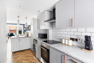 Bristol Retreat - Modern 5-Bedroom House - 1