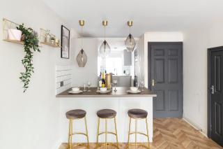 Bristol Retreat - Modern 5-Bedroom House - 8