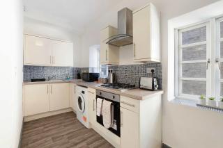 Warm & Inviting 4-Bed on Church Road, Sleeps 4 - 7
