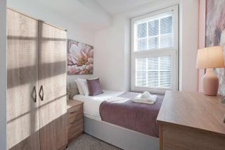 Warm & Inviting 4-Bed on Church Road, Sleeps 4 - 8