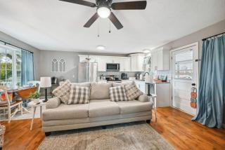 Vine Grove Home w Deck, Fire Pit and Grill - 5