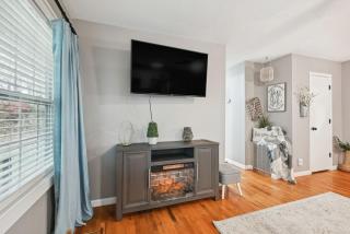 Vine Grove Home w Deck, Fire Pit and Grill - 3