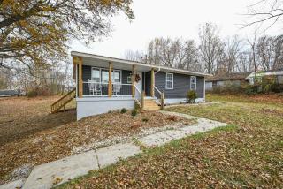 Vine Grove Home w Deck, Fire Pit and Grill - 8