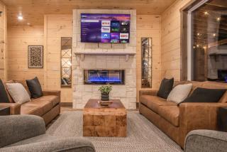 NEW Luxe 12BR Cabin wIndoor Pool & Movie Theater - 1
