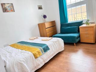 Central Spacious Cozy 4Bed Apartment - 2