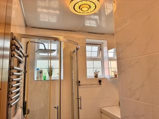 Central Spacious Cozy 4Bed Apartment - 1