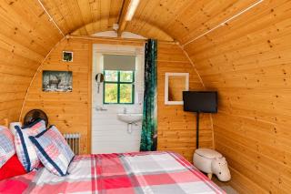 Glamping Pod in St Austell Sleeps 2 with Spa Pool - 9