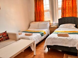Central Spacious Cozy 4Bed Apartment - 4