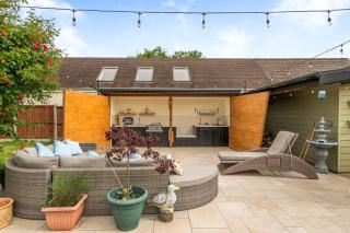 Detached property, beams, hot tub large garden - 4