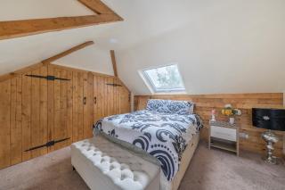 Detached property, beams, hot tub large garden - 2