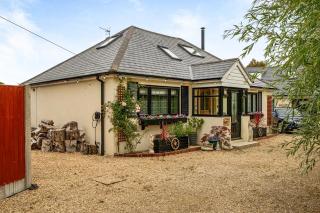Detached property, beams, hot tub large garden - 8