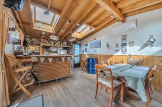 Detached property, beams, hot tub large garden - 9