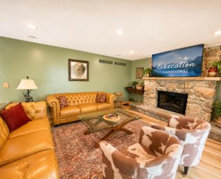 Lakefront 5BD/4.5BA/2Pools/Hottub/Sauna/Firepit/PizzaOven/Dock/PuttingGreen-10PP - 4