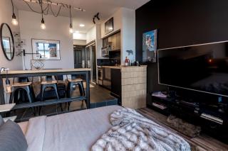 Alpenglow Lodge Queen Boho Studio by MVA - 3