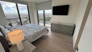 Free Parking Entire condo in Dawntown Doral - 2
