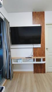 Soft bed,2TVs,many resto shops - 1