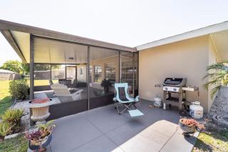 Cottage with lanai and garage only 4 miles to Siesta Key - 2
