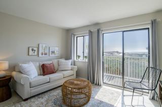 Beachfront Stylish Condo - Stunning Views! - 0