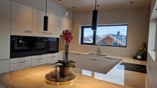 New, modern house with 6 bedrooms - 9