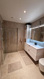 New, modern house with 6 bedrooms - 5