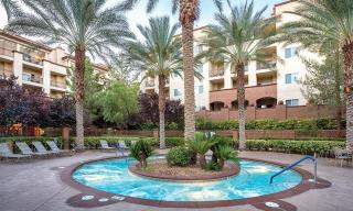 Boulevard 2BR Apartment with Resort Access - 2