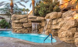 Boulevard 1BR Apartment with Resort Access - 3